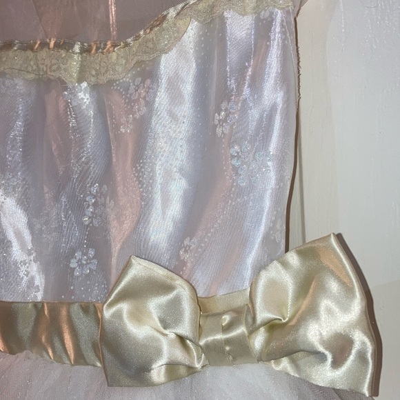 White flower girl dress with petals size small (5-6) slight tear in tule - Picture 2 of 12